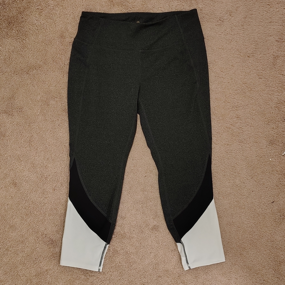 Dark Grey, Black, White Capri Leggings. Tangerine Brand. XL (Approx Sz 10/12)